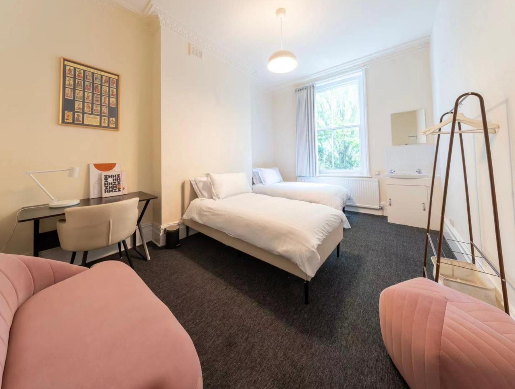 Twin In Camden Town Apartment